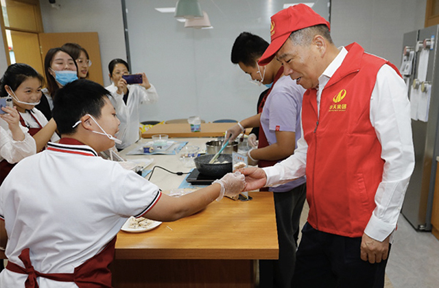 大手牽小手，一起制作雪花酥 ——樓董事長帶領中天志愿者走進杭州市艮山路學校“米其林”廚房