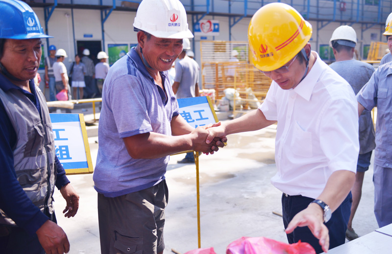 2019年7月24日，中天北京集團慰問現(xiàn)場一線工人。