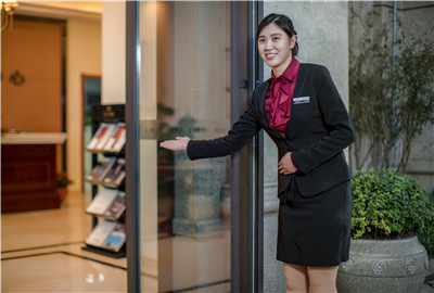 微笑在臉，服務(wù)記心