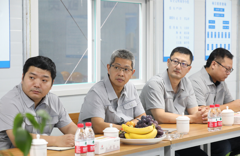 2019年8月12-13日，中天建設(shè)集團(tuán)總裁吳海濤帶領(lǐng)集團(tuán)財(cái)務(wù)風(fēng)控部副總經(jīng)理陳劍、市場(chǎng)企管部總經(jīng)理助理李紅燕等一行來(lái)到沈陽(yáng)檢查走訪中天東北公司，并對(duì)直營(yíng)項(xiàng)目管理進(jìn)行巡查。