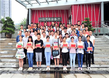 8年，800多名學生，800多個夢想，中天陜西助學圓你求學夢！