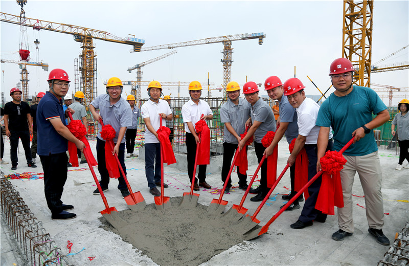 8月17日，中天北京集團(tuán)中海首鋼園金裕雅苑項(xiàng)目舉行封頂儀式。