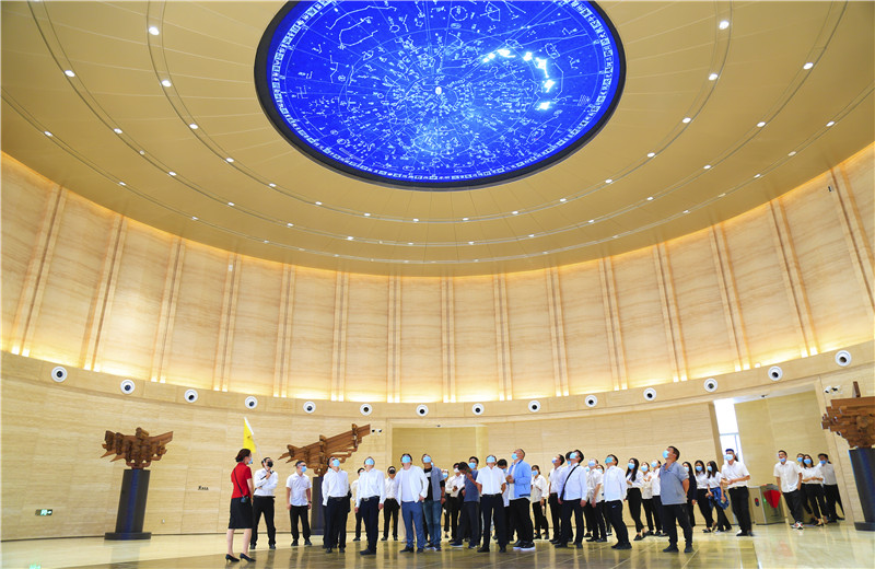 2020中秋來(lái)臨之際，中天六建機(jī)關(guān)150余名員工參觀學(xué)習(xí)中國(guó)建筑科技館，共同探索建筑之美。