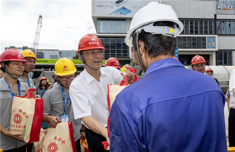 2020年8月6日，浙江省人大常委會副主任、省總工會主席史濟(jì)錫，省總工會黨組書記、副主席張才方一行到中天城軌杭州地鐵SG10-6標(biāo)文三路站高溫慰問。