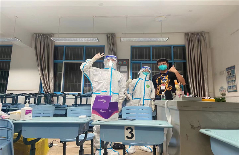 2021年7月29日,中天三建南京融創(chuàng)G86項目部積極響應(yīng)政府號召，第一時間組織志愿服務(wù)團(tuán)隊奔赴月苑路第一小學(xué)監(jiān)測點，承擔(dān)起核酸檢測流程引導(dǎo)、秩序維護(hù)、人員信息采集登記工作。