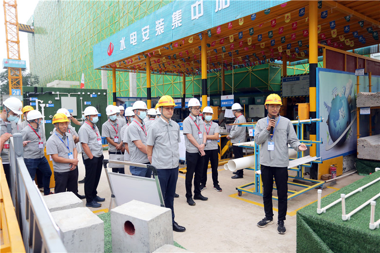 2021年9月29日，中天九建承辦的以“深入實施質(zhì)量提升行動 大力推進(jìn)質(zhì)量強(qiáng)國建設(shè)”為主題的鄭州市2021年質(zhì)量月工程質(zhì)量提升推進(jìn)現(xiàn)場會在建業(yè)梅苑項目召開。