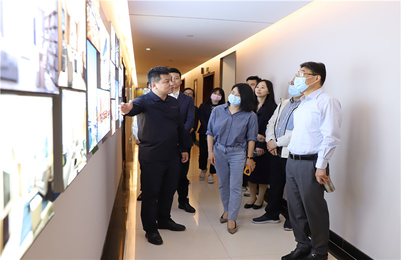 5月17日，杭州市上城區(qū)區(qū)委常委黃利文一行到中天精誠裝飾走訪調(diào)研，并聽取了中天精誠裝飾總經(jīng)理斯杭東關(guān)于業(yè)務(wù)承接、疫情防控等方面的匯報。