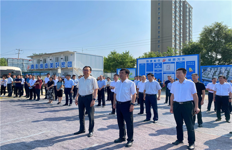 2022年7月24日，青島市委常委、膠州市委書記張新竹一行蒞臨中天建設(shè)集團(tuán)膠東分公司綠城鳳起潮鳴A區(qū)項(xiàng)目工地，對(duì)項(xiàng)目現(xiàn)場(chǎng)進(jìn)行實(shí)地觀摩。