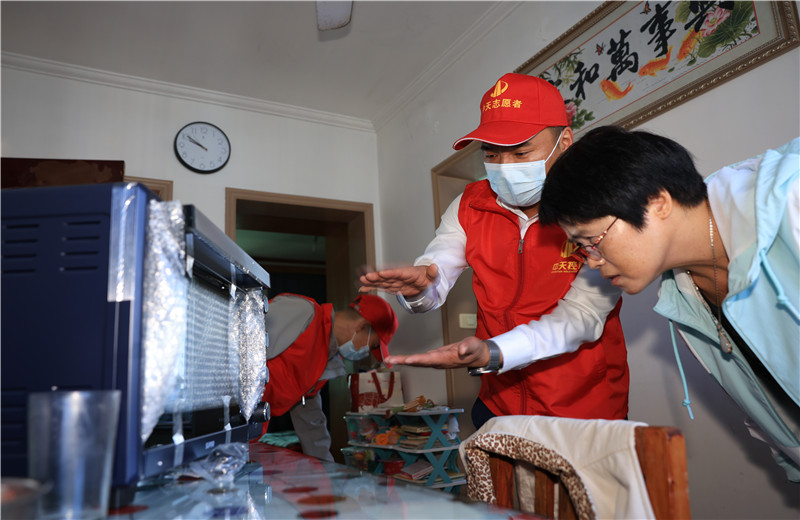 2022年11月1日，中天二建嘉興分公司志愿者帶上大米、食用油及他們的“微心愿”微波爐、電烤箱、空氣炸鍋、電磁爐等來(lái)到菱香坊、煙雨苑、江南新家園等小區(qū)慰問(wèn)因工致殘的困難居民。