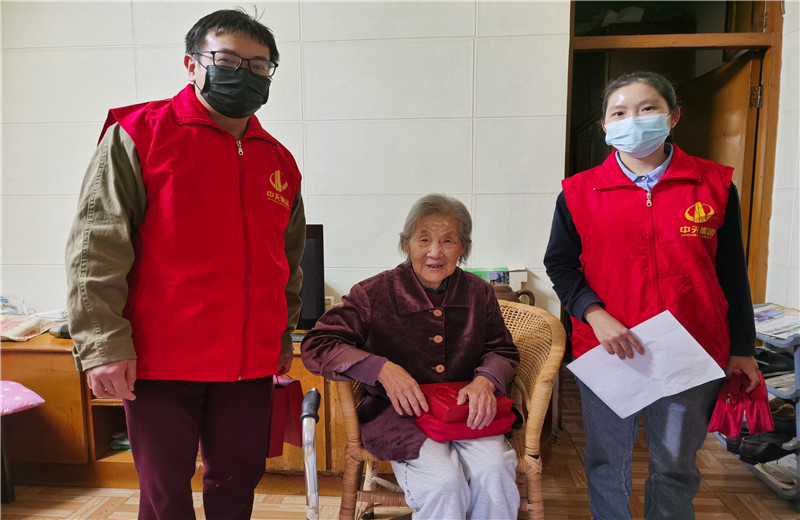 2022年10月，中天精誠(chéng)裝飾組織志愿者開(kāi)展“健康敲門(mén)”活動(dòng)。