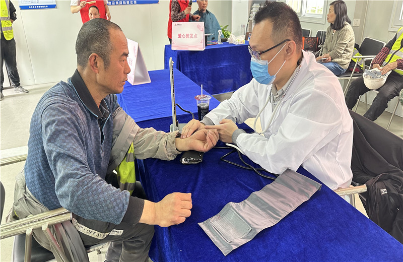 五一前夕，天津公司組織開(kāi)展為項(xiàng)目一線職工提供愛(ài)心剪發(fā)、愛(ài)心義診、愛(ài)心贈(zèng)飲、愛(ài)心咨詢、愛(ài)心加餐服務(wù)，給工友們送去了勞動(dòng)節(jié)的問(wèn)候。