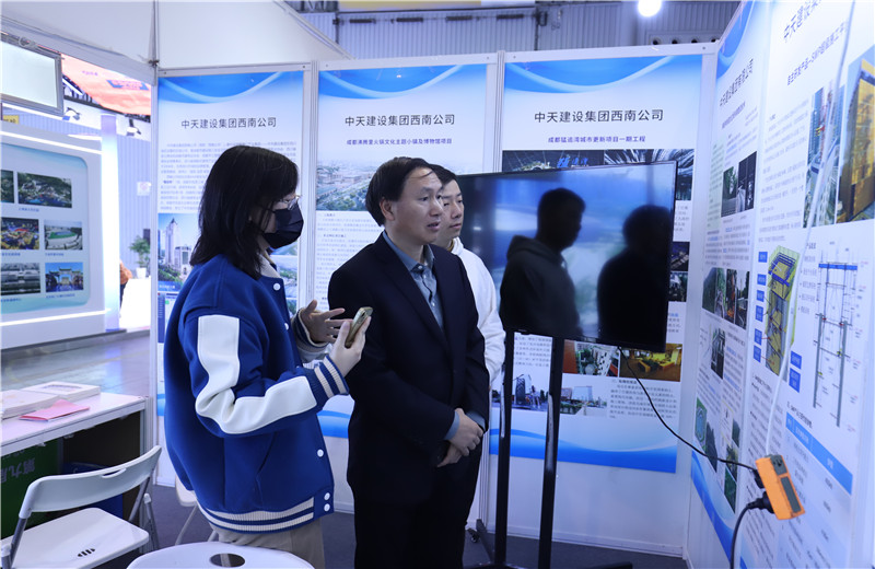 2023年11月16日至18日第三屆川渝住房城鄉(xiāng)建設(shè)博覽會在成都召開，西南公司攜集團SWP自主研發(fā)鋼平臺提升技術(shù)、鋼結(jié)構(gòu)棧道全過程關(guān)鍵建造技術(shù)參加會議。