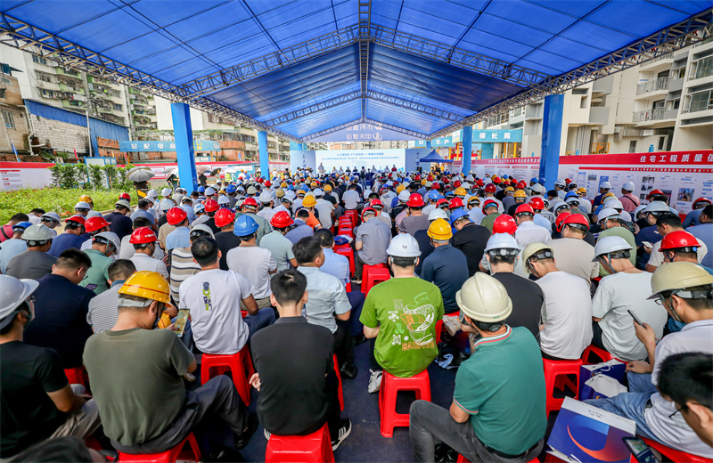 2024年6月15日，2024 年南寧市房屋市政工“安全生產(chǎn)月”啟動儀式、應(yīng)急演練暨現(xiàn)場安全標準化觀摩會在中天八建南寧保利錦上項目成功舉行。