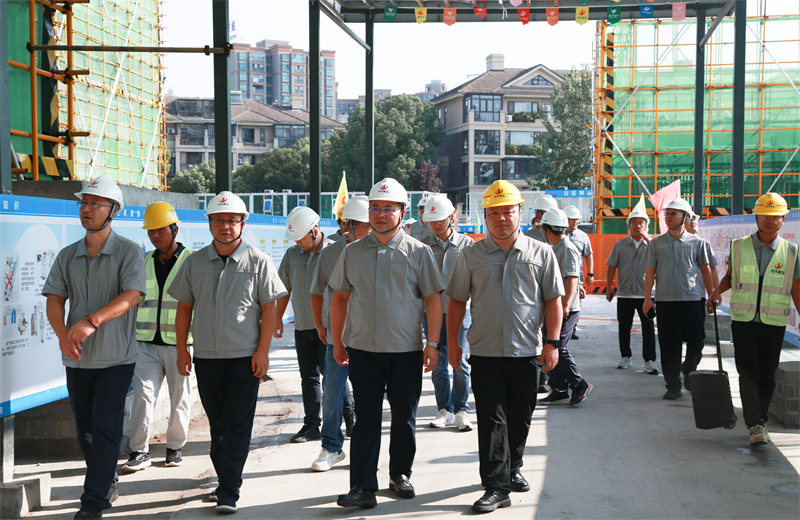 為推進(jìn)越秀地產(chǎn)客戶項(xiàng)目高質(zhì)量履約，達(dá)成“以客戶滿意度為導(dǎo)向，強(qiáng)化過程監(jiān)管，夯實(shí)工程品質(zhì)”的管理目標(biāo)，2024年8月23日，中天建設(shè)集團(tuán)在合肥組織召開2024年越秀地產(chǎn)客戶履約推進(jìn)會(huì)。