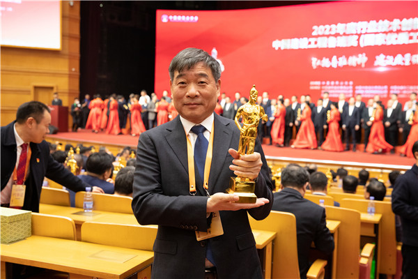 項(xiàng)目經(jīng)理 徐發(fā)進(jìn)現(xiàn)場(chǎng)授獎(jiǎng)_副本.jpg